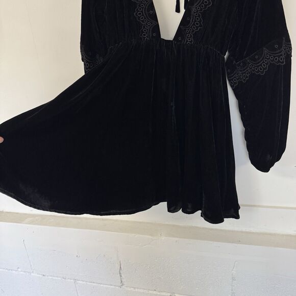 Revolve TULAROSA Juliet Dress Mini Black Velvet Peasant Eyelet Deep V Sexy XS - Picture 7 of 14